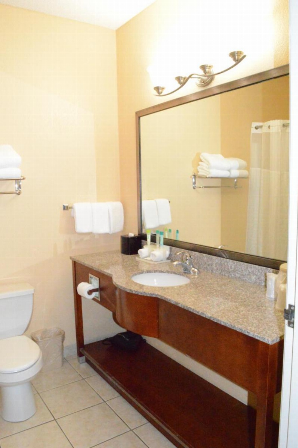 First Choice Inns at the Swell Image 13